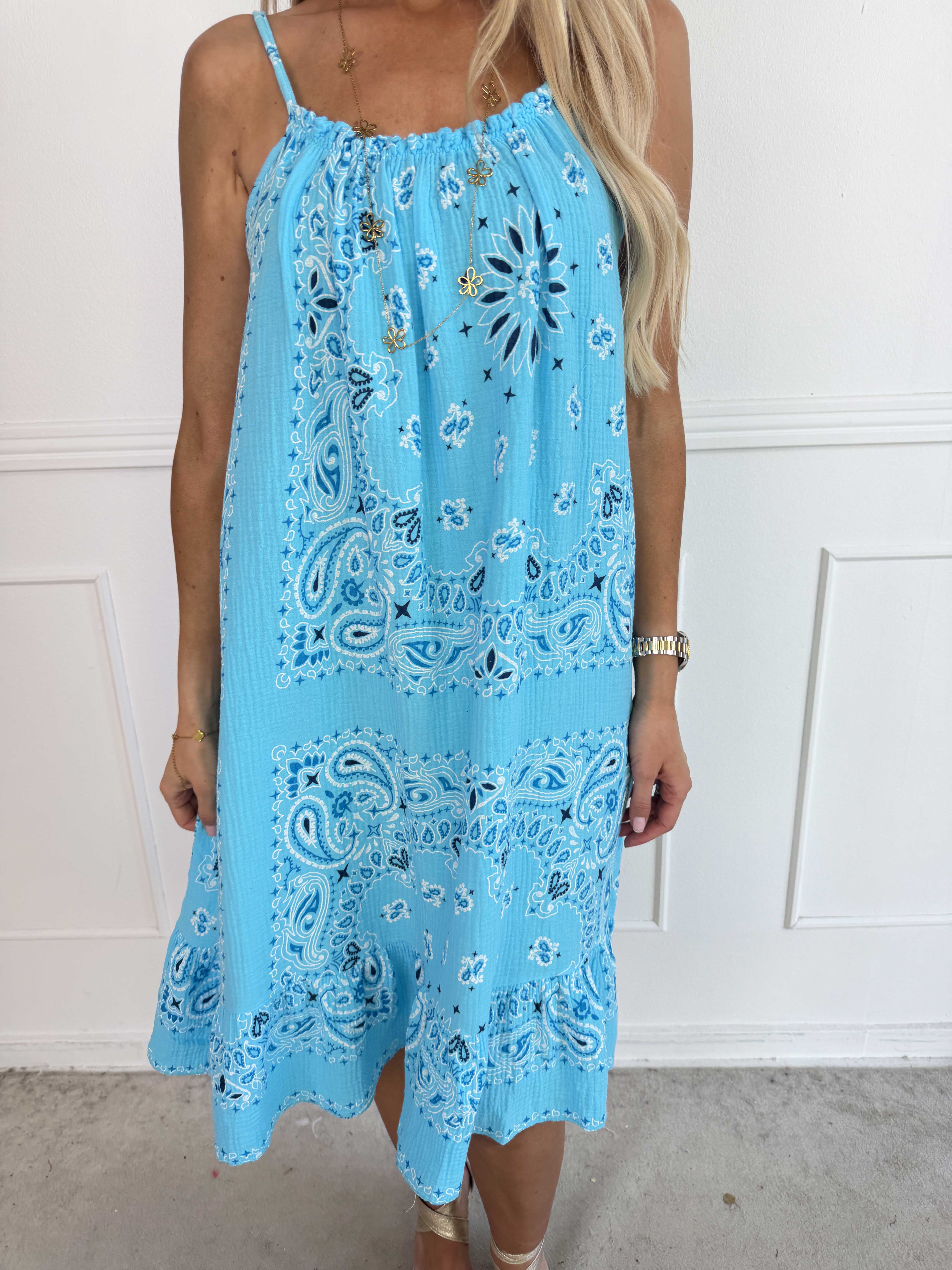 Solero Paisley - Plus size klänning med axelband i mjuk muslin med vackert paisleymönster